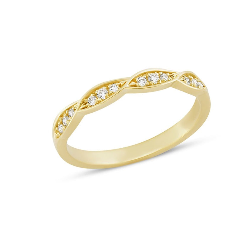 Lilja ring fra Nuran i 14 karat guld med snoet bånd og 0,14 ct diamanter.